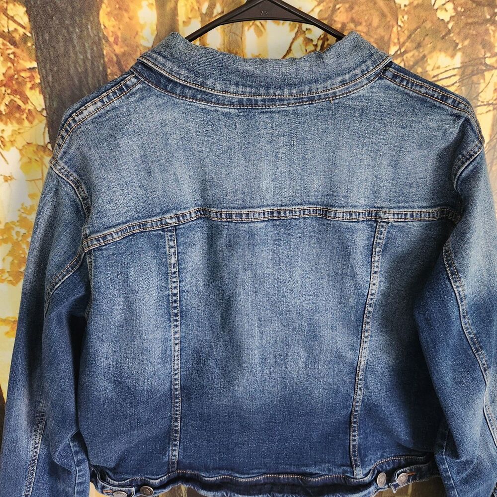 Torrid Women's Denim Jacket Plus Size 2 Medium Wash Stretch Long Sleeve Trucker - Picture 9 of 12
